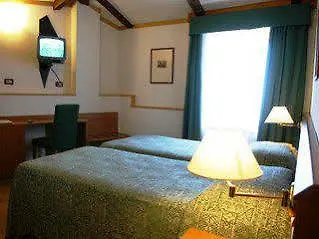 מלון Monaco 3*